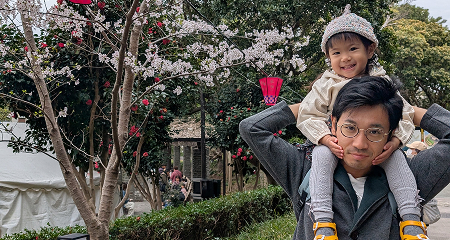 肩車をする親子の写真