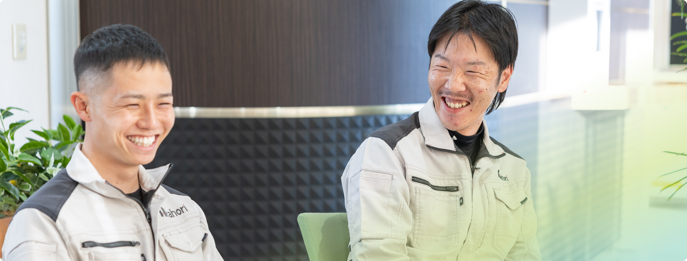 笑いながら話す社員