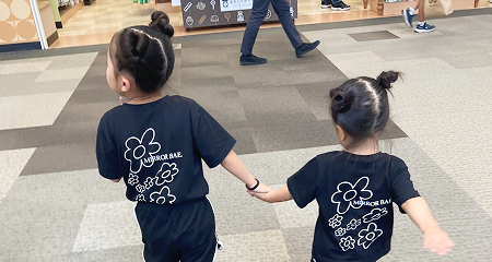 手を繋ぐ姉妹の子供