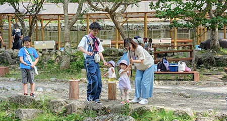 釣りをする家族