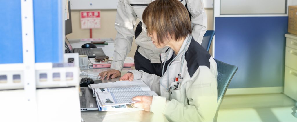 計算をする社員