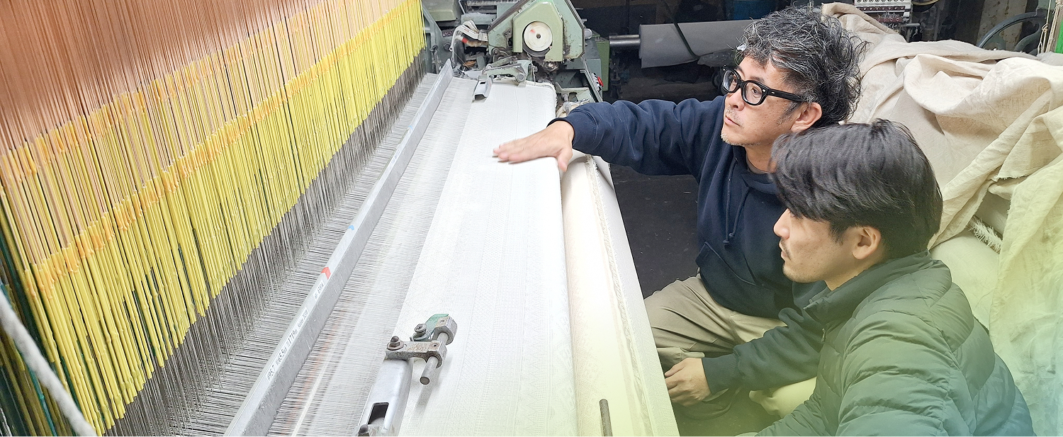 生地を選定する様子