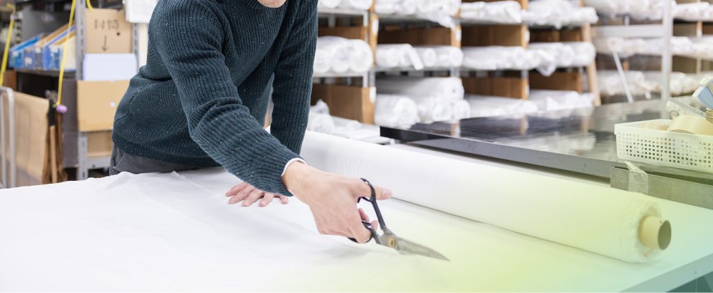 生地を裁断する社員