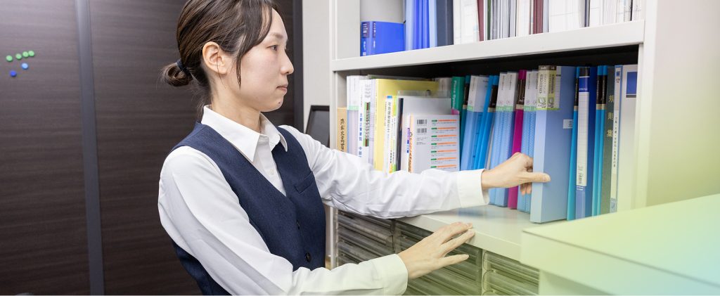 資料を確認する様子