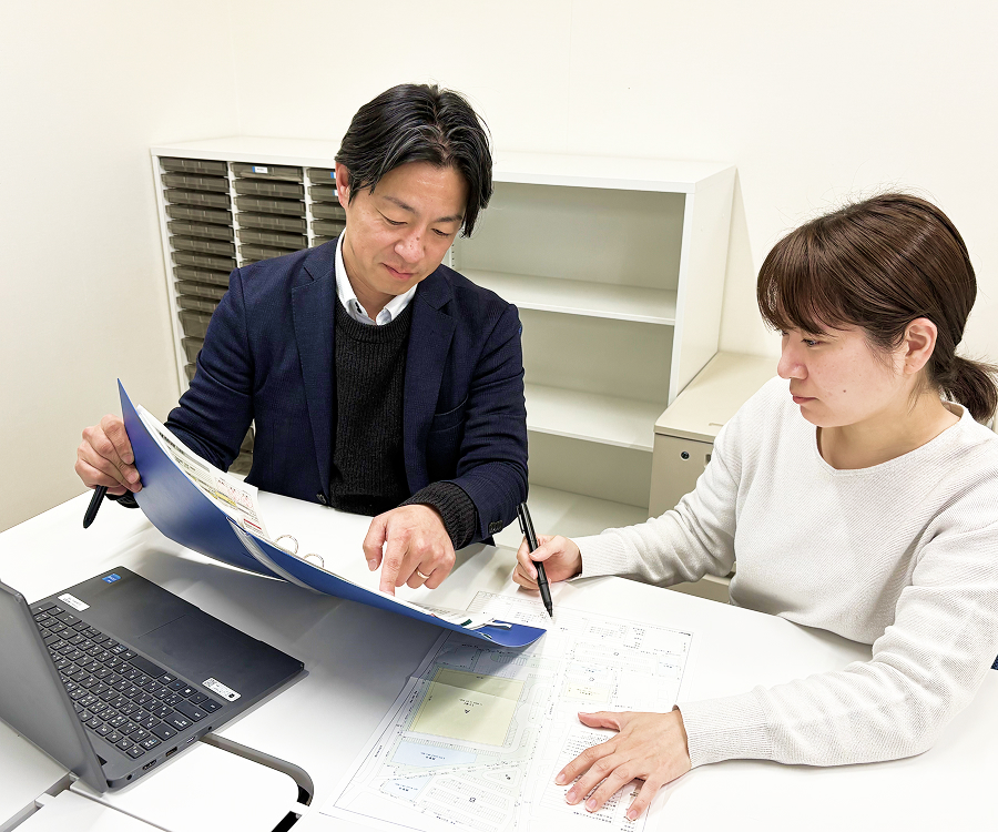 資料を確認する社員2名