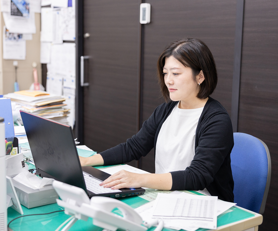 事務作業をする女性社員