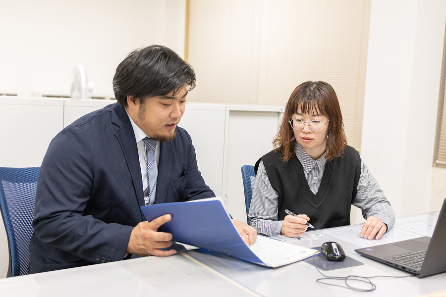 資料を確認する社員