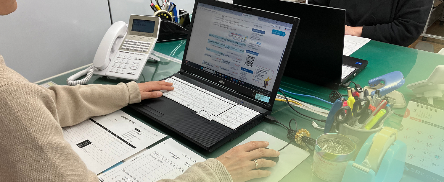 パソコンを操作する社員