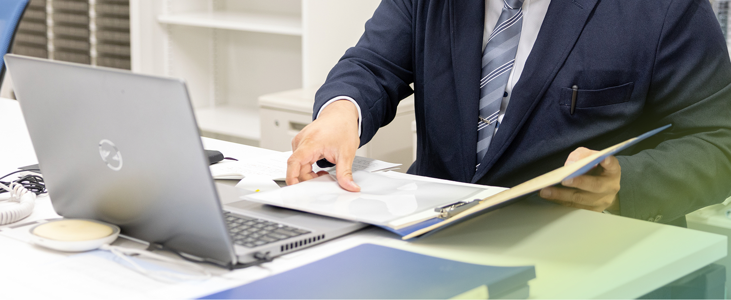 資料を見る様子