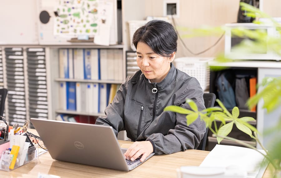 パソコンで対応する様子